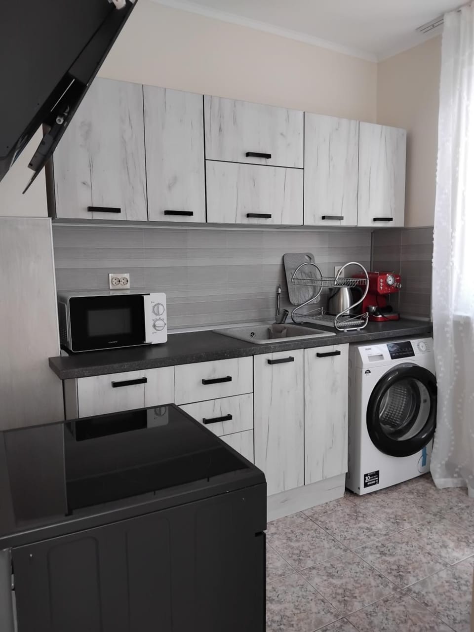 Kitchen or kitchenette, oven, washing machine
