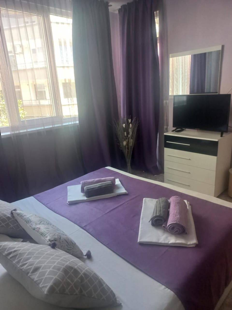 Bed, TV and multimedia, Bedroom, towels