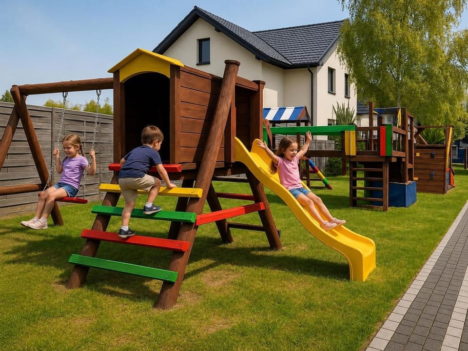 Communal lounge/ TV room, Day, People, Natural landscape, Children play ground, Evening entertainment, children, group of guests