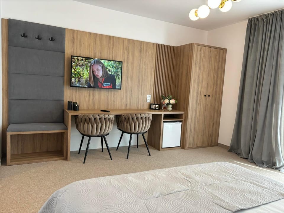 Bed, TV and multimedia, Kitchen or kitchenette, Photo of the whole room, Dining area, Bedroom, wardrobe