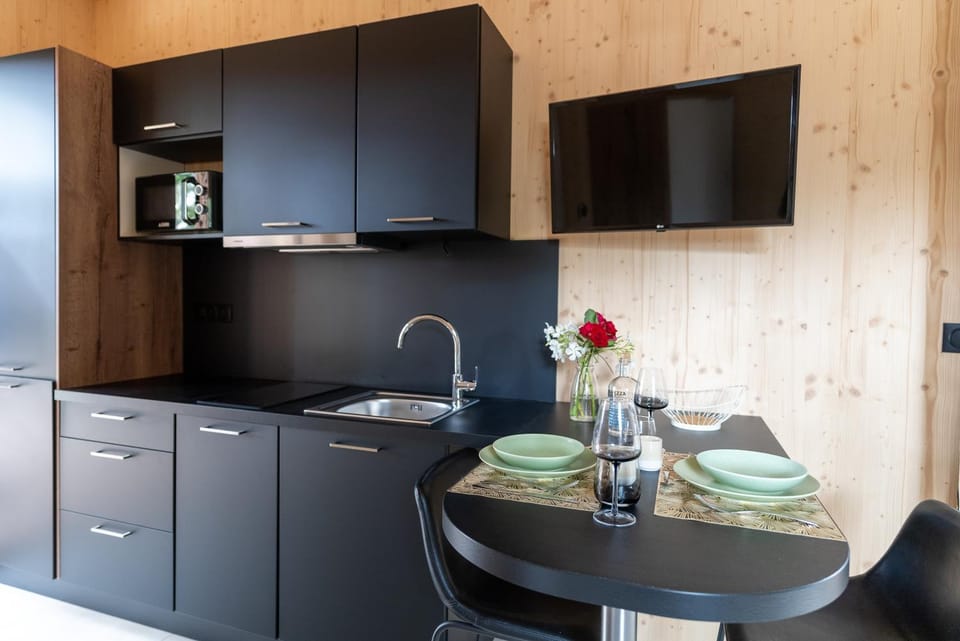 Kitchen or kitchenette, Dining area