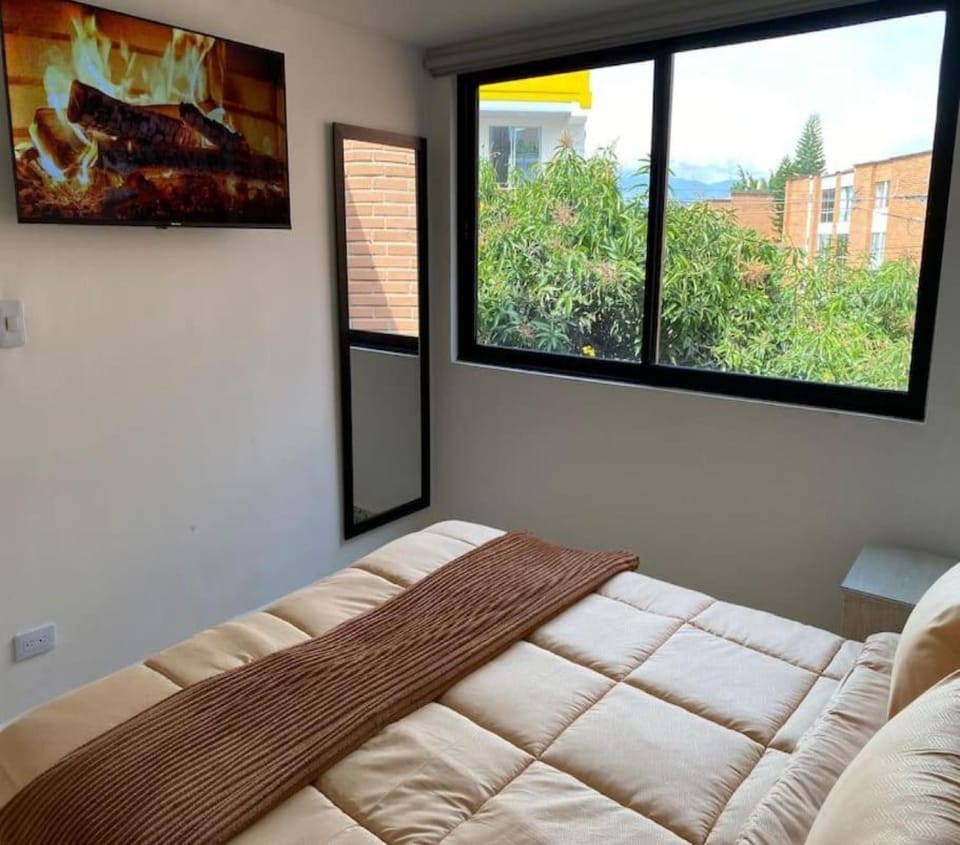 Bed, TV and multimedia, Photo of the whole room, Bedroom