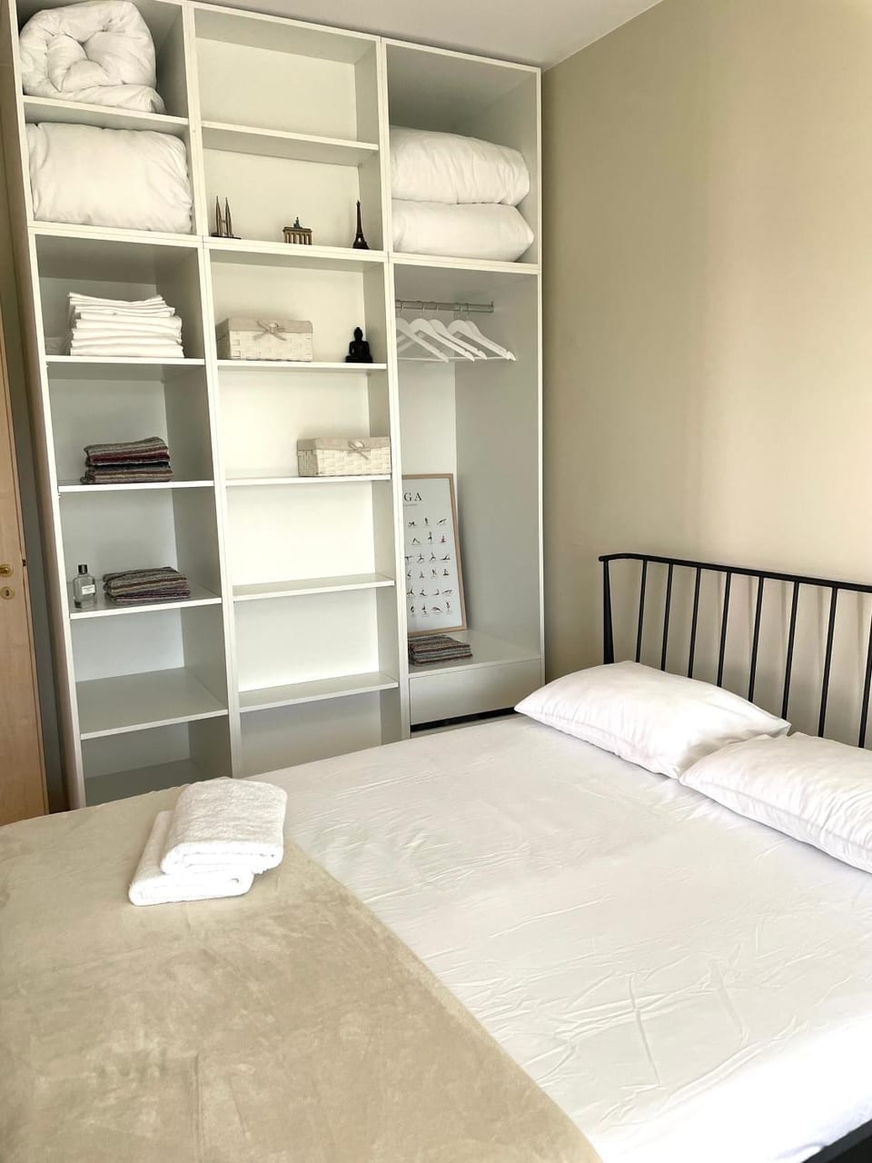 Bed, Bedroom, towels, wardrobe