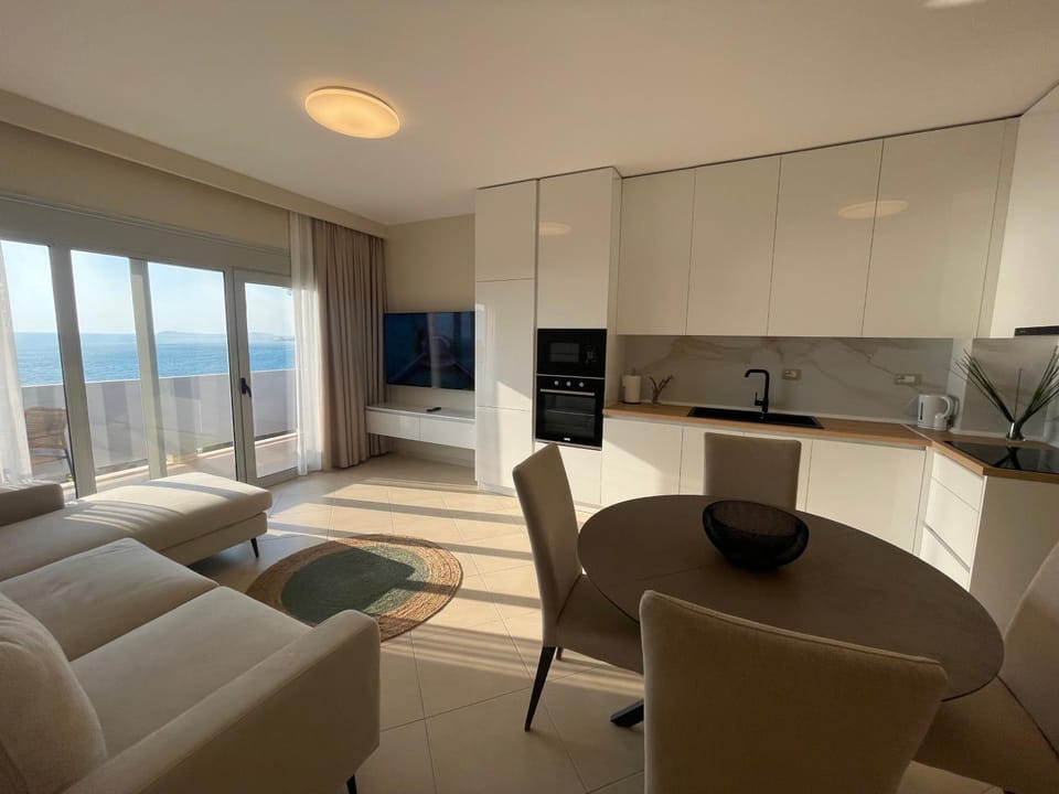 TV and multimedia, Kitchen or kitchenette, Living room, Seating area, Dining area
