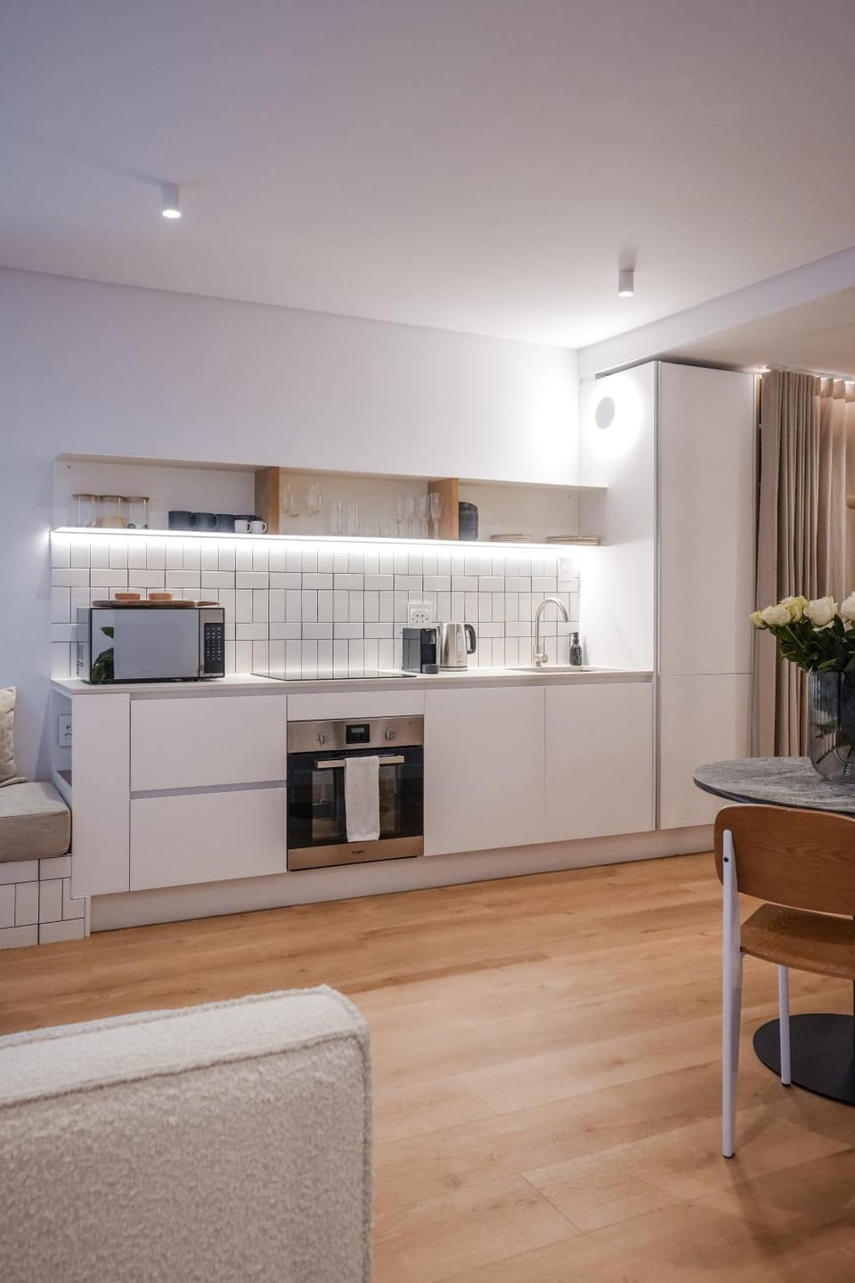 Kitchen or kitchenette, internet