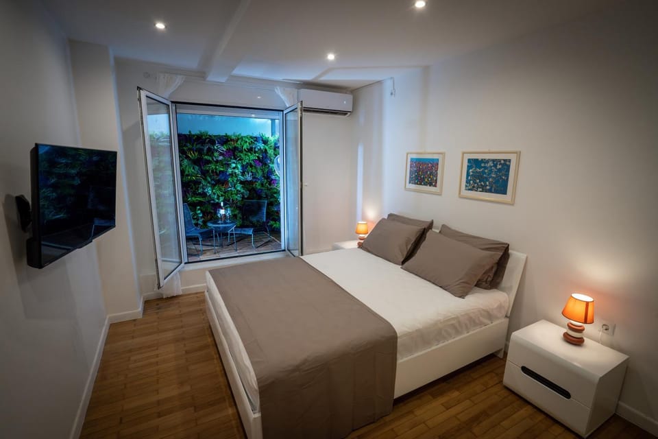 Bed, TV and multimedia, Photo of the whole room, Bedroom