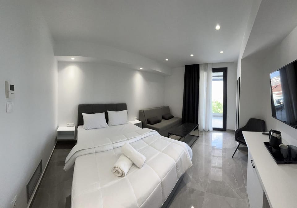 Bed, TV and multimedia, Living room, Photo of the whole room, Seating area, Bedroom