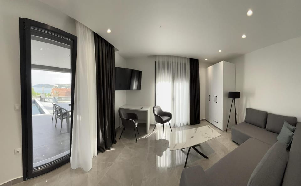 TV and multimedia, Living room, Seating area, Pool view