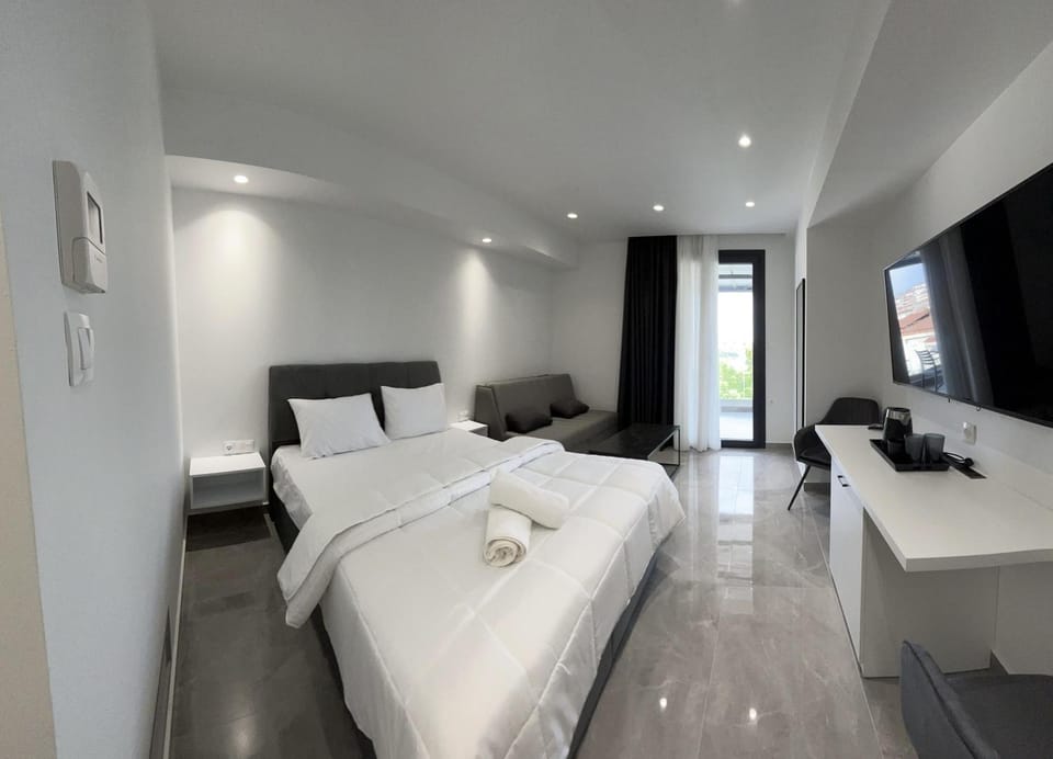 Bed, TV and multimedia, Living room, Photo of the whole room, Bedroom