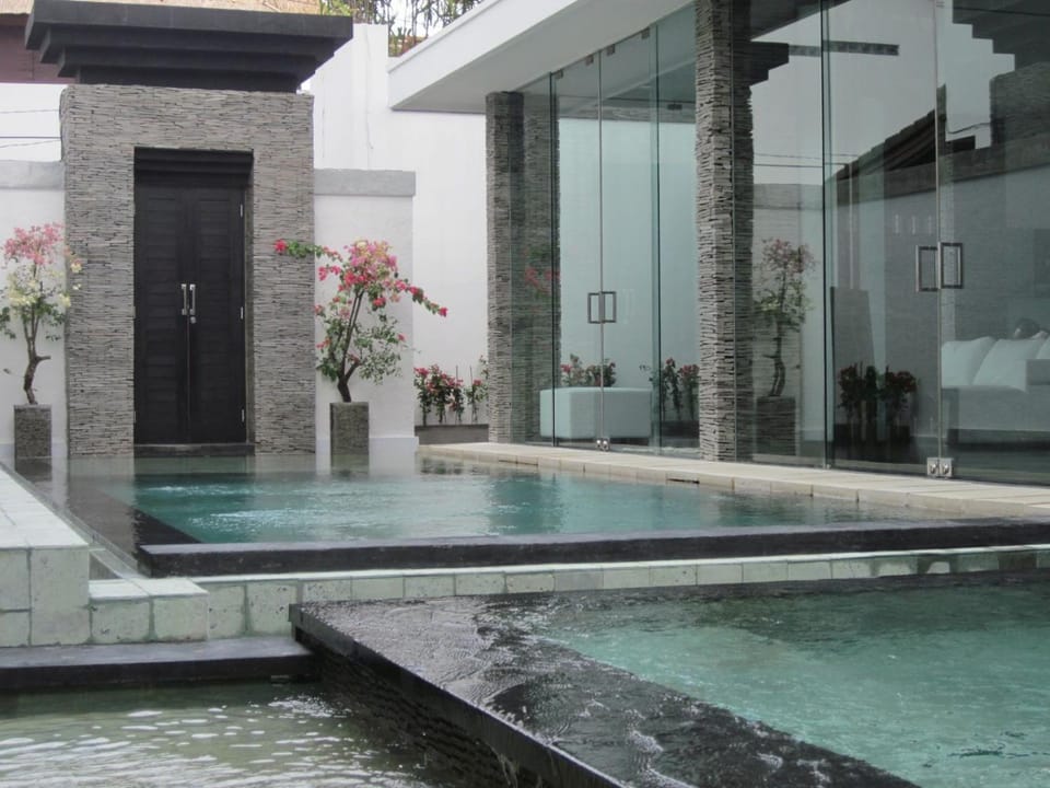 7to8BR 40 off special Brilliant Location Villa in Kuta