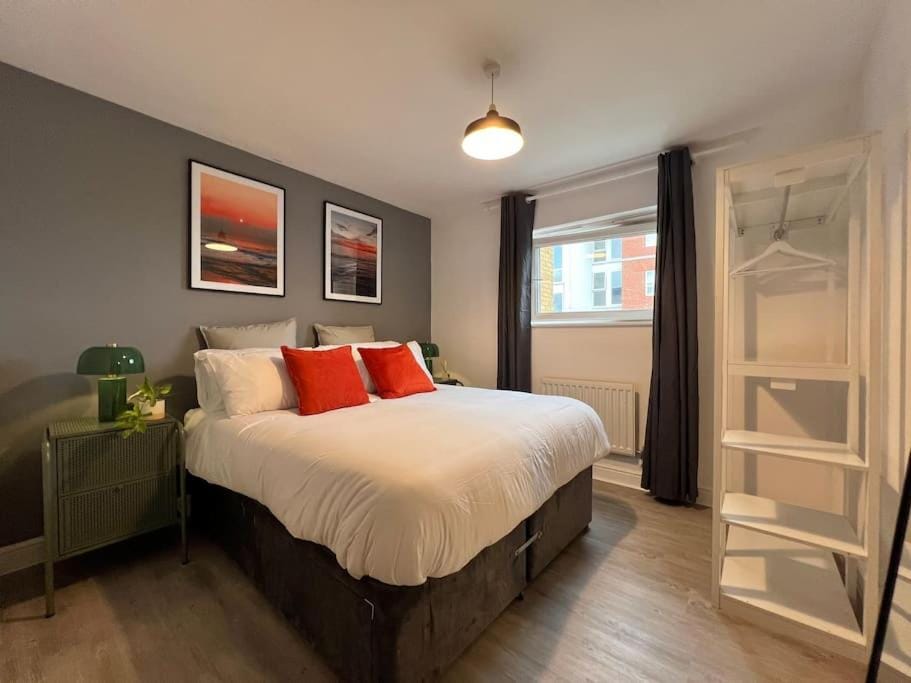 Modern Hatfield Apartment with Free Gated Parking Apartment in Hatfield