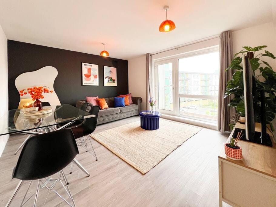 Modern Hatfield Apartment with Free Gated Parking Apartment in Hatfield