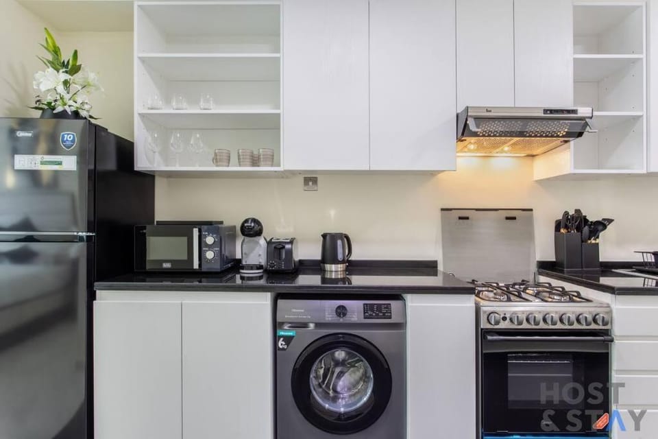 Kitchen or kitchenette, oven, toaster, washing machine
