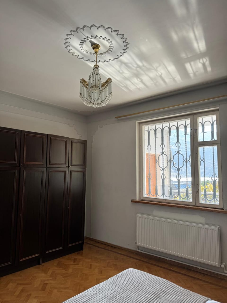 Photo of the whole room, Bedroom, wardrobe