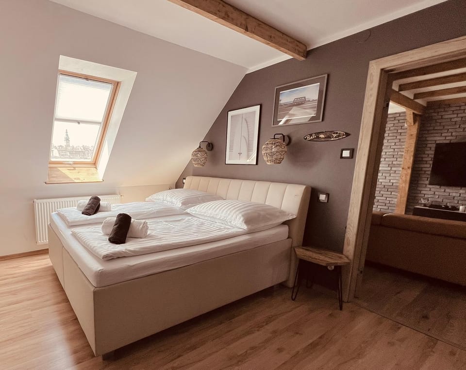 Bed, Photo of the whole room, Seating area, Bedroom