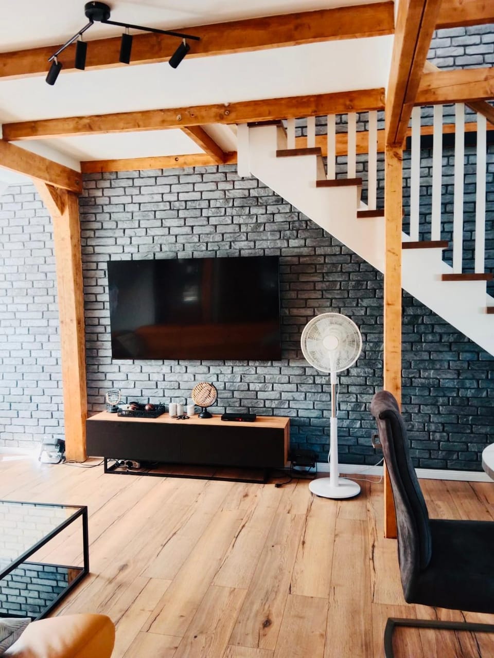 TV and multimedia, Living room, Seating area, Evening entertainment