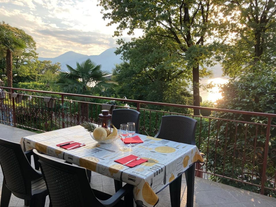Balcony/Terrace, Lake view, Mountain view