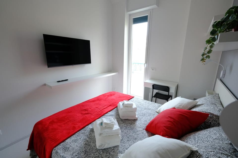 Bed, TV and multimedia, Photo of the whole room, Bedroom, towels