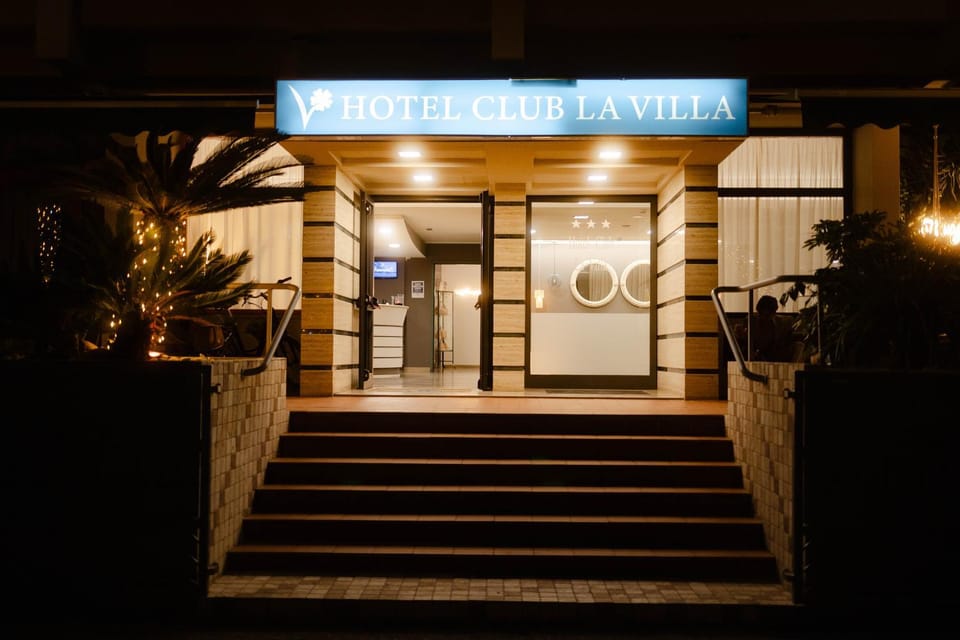 Facade/entrance, Night