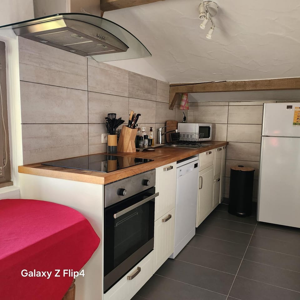Coffee/tea facilities, Kitchen or kitchenette, dishwasher, oven, stove, toaster