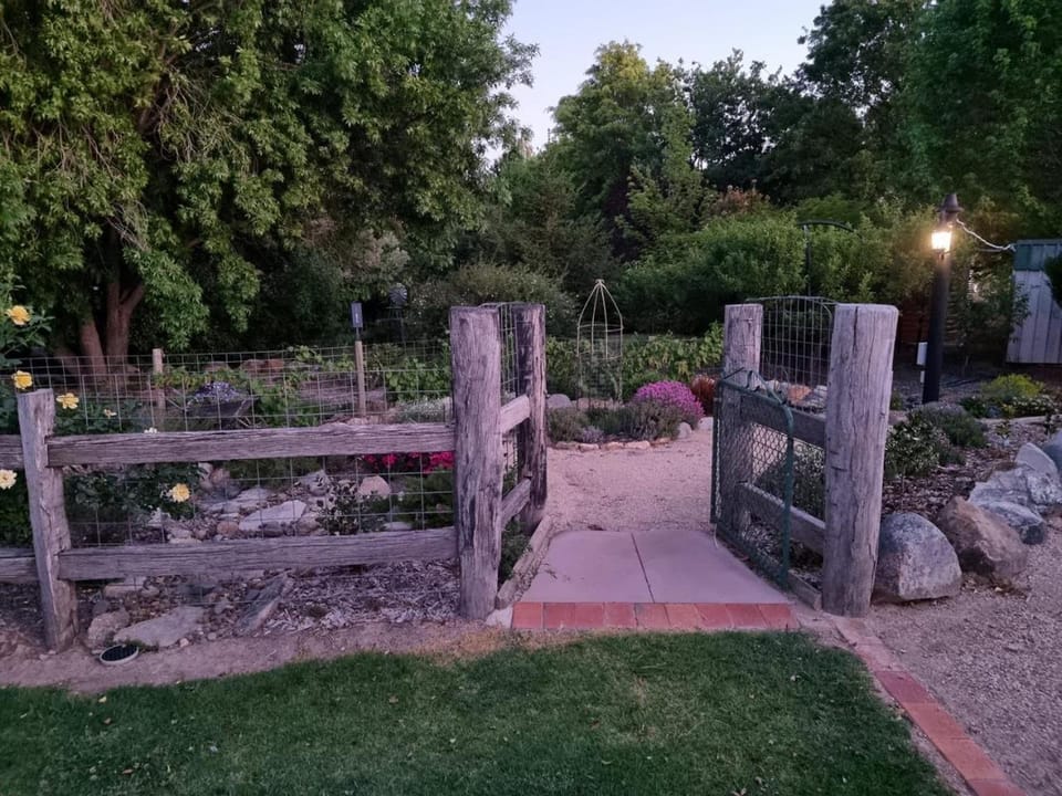 Behind the hedge Bed and Breakfast in Tenterfield