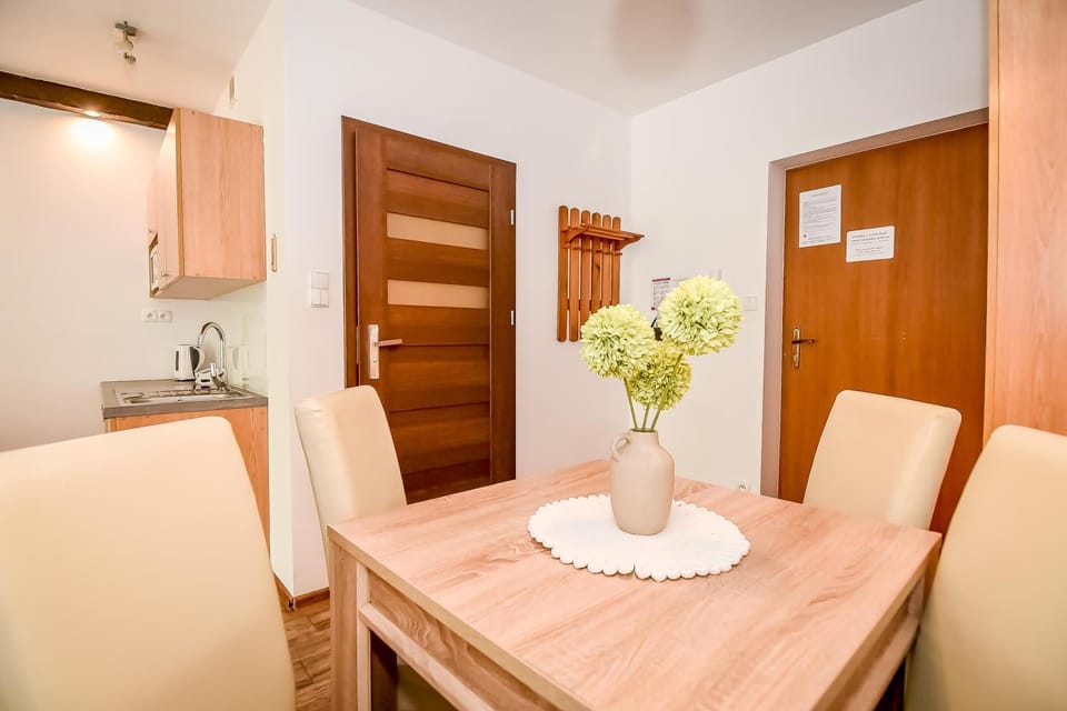 Kitchen or kitchenette, Photo of the whole room, Dining area