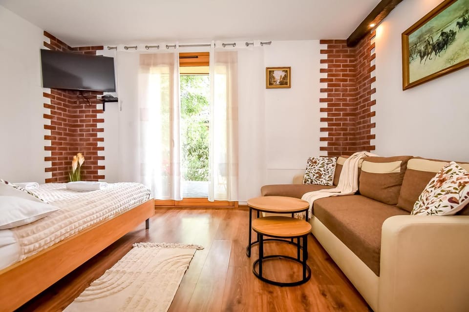 Bed, TV and multimedia, Photo of the whole room, Seating area, Bedroom