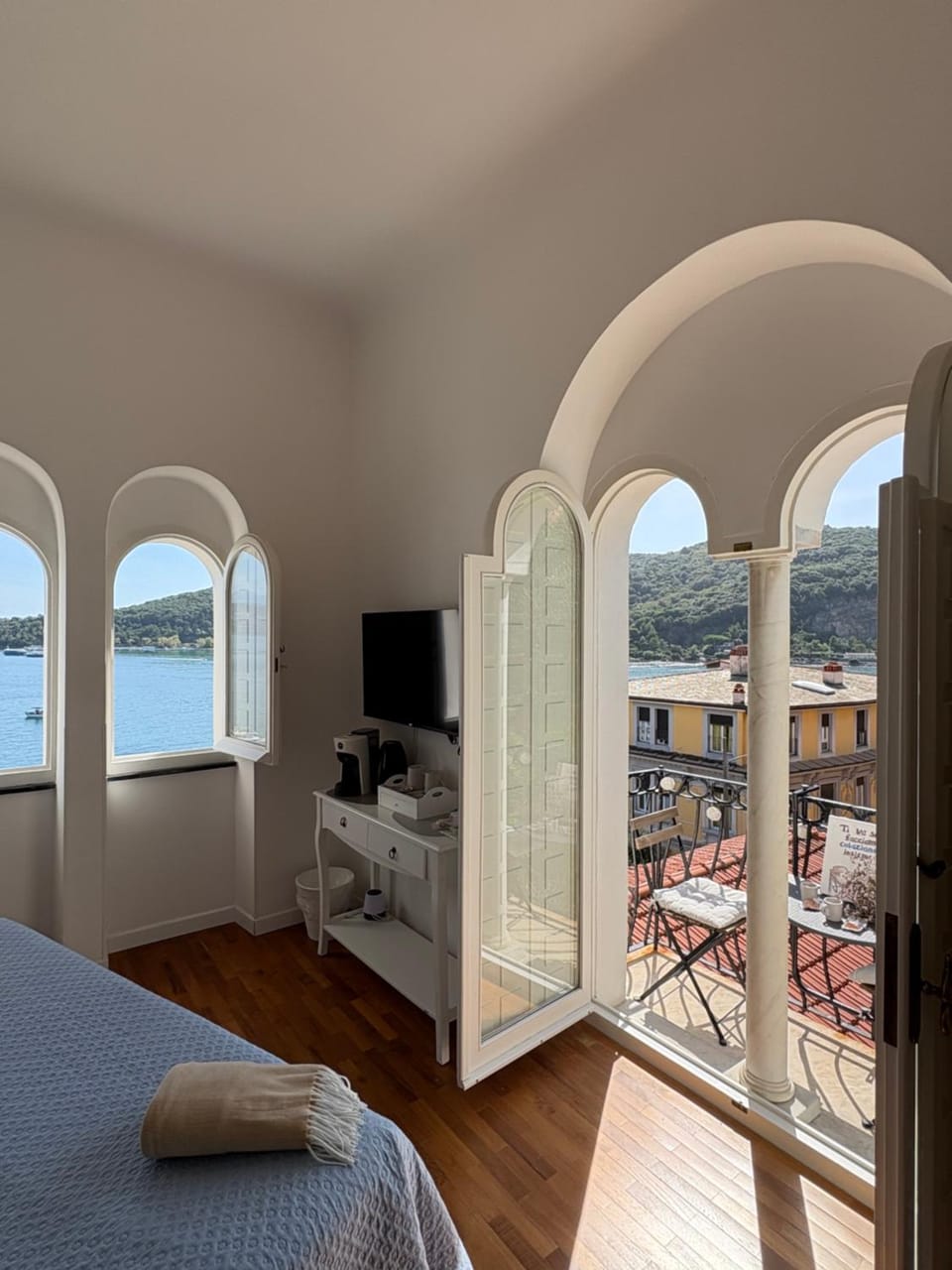 Bed, Natural landscape, View (from property/room), Balcony/Terrace, Photo of the whole room, Bedroom, Sea view