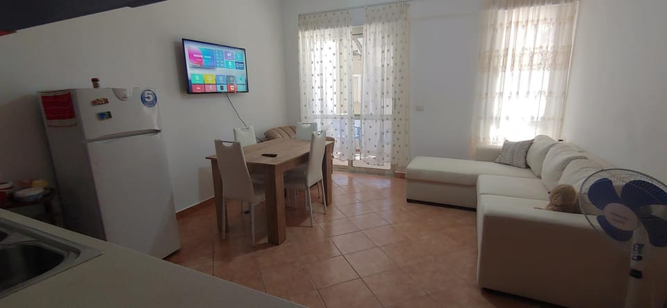 Communal lounge/ TV room, TV and multimedia, Kitchen or kitchenette, Living room, Dining area