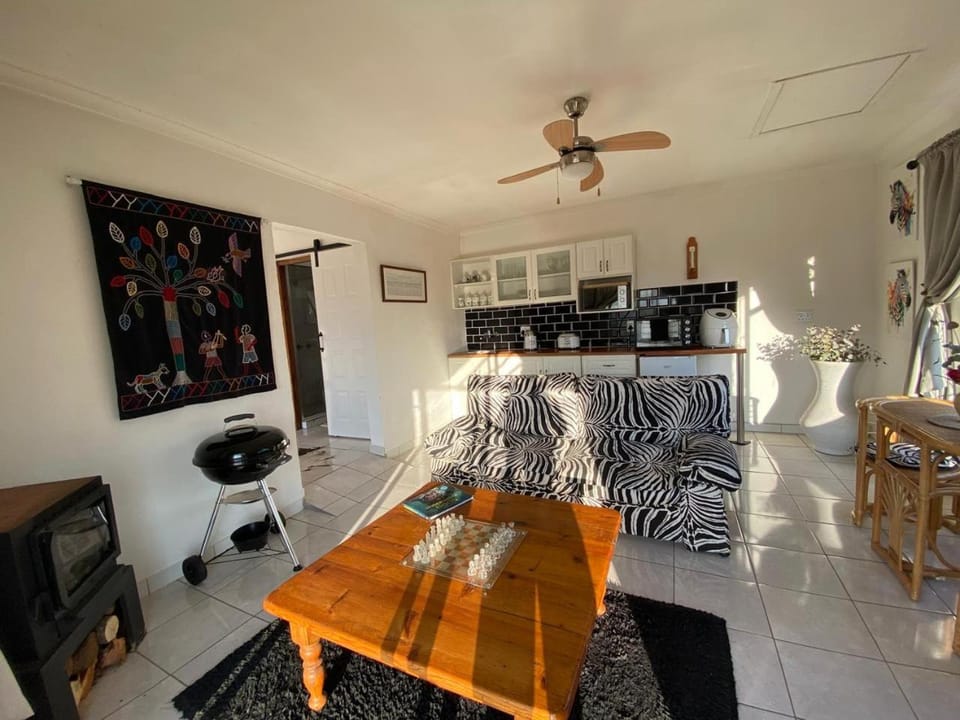 Kitchen or kitchenette, Living room, Seating area, fireplace