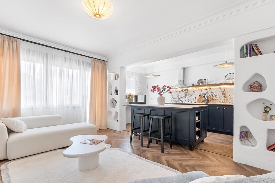 Coffee/tea facilities, Kitchen or kitchenette, Living room, Seating area, Dining area