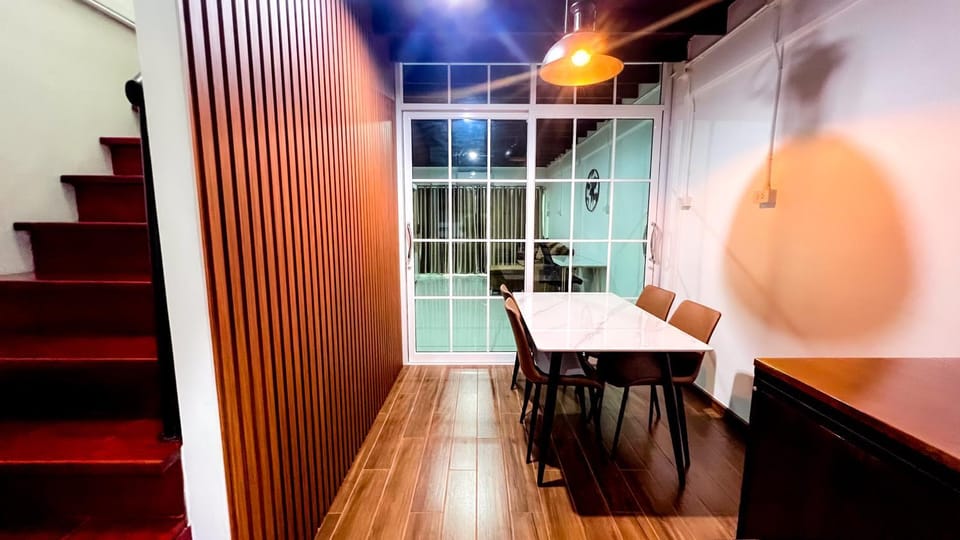 Property building, Restaurant/places to eat, Living room, Seating area, Dining area, washing machine
