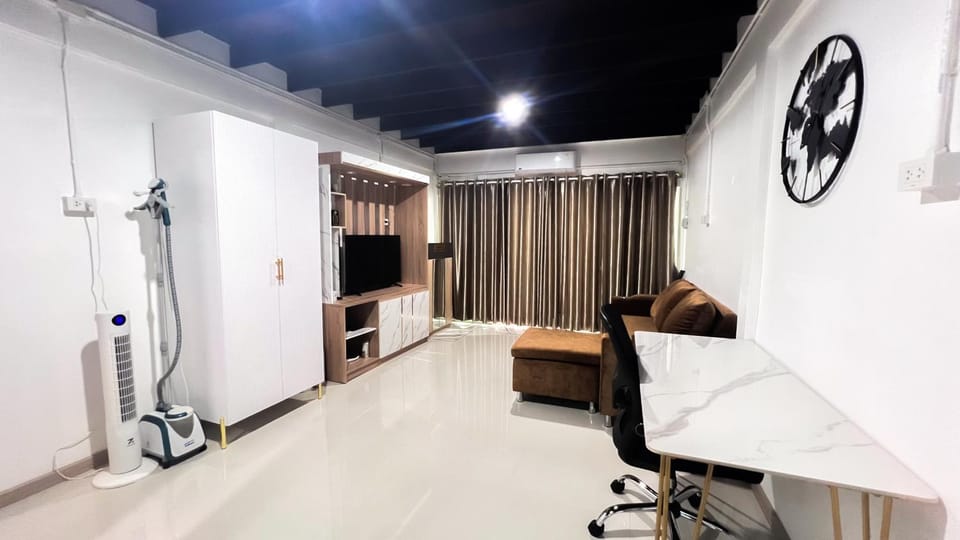 Property building, Communal lounge/ TV room, TV and multimedia, Living room, Seating area, Evening entertainment, flat iron, air conditioner