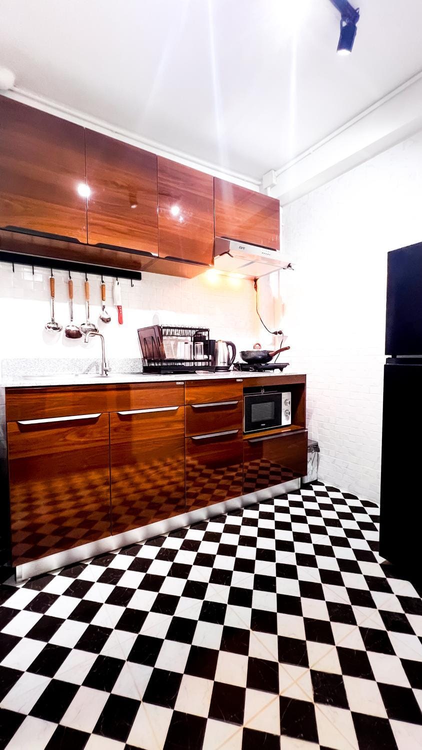 Property building, Kitchen or kitchenette, Drinks, microwave, minibar, oven, stove, kitchen