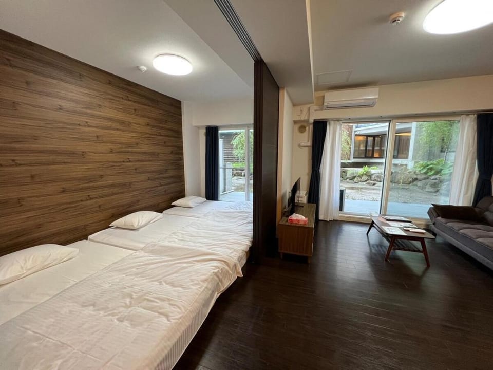 Bed, Living room, Photo of the whole room, Bedroom, air conditioner