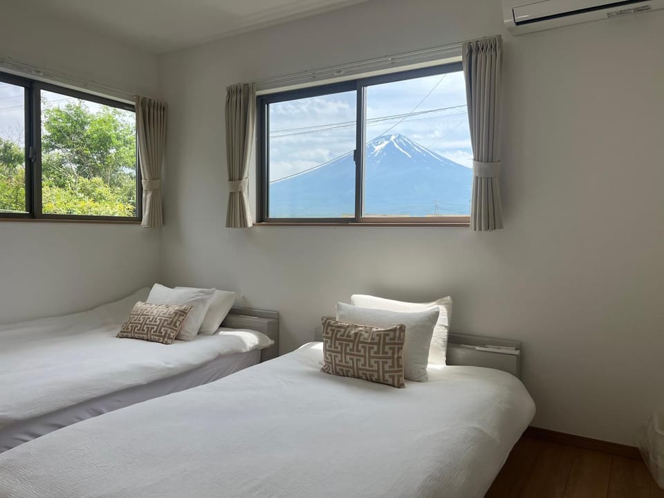 Bed, Natural landscape, Photo of the whole room, Bedroom, Mountain view