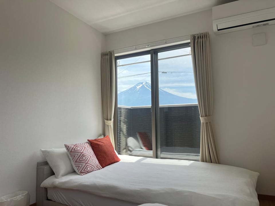 Bed, Natural landscape, Photo of the whole room, Bedroom