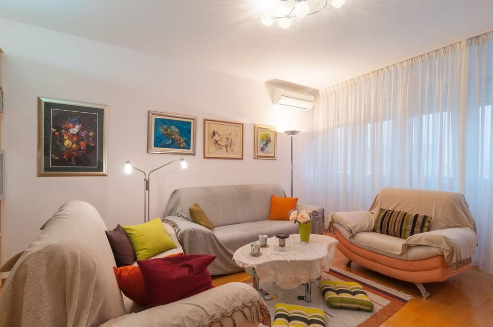 Living room, Seating area, air conditioner