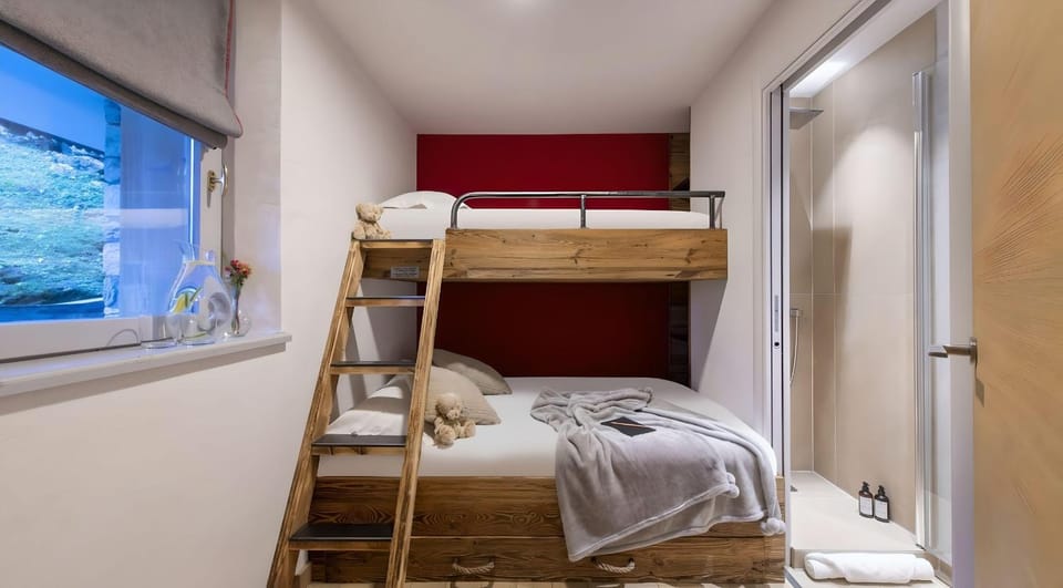 Bedroom, bunk bed