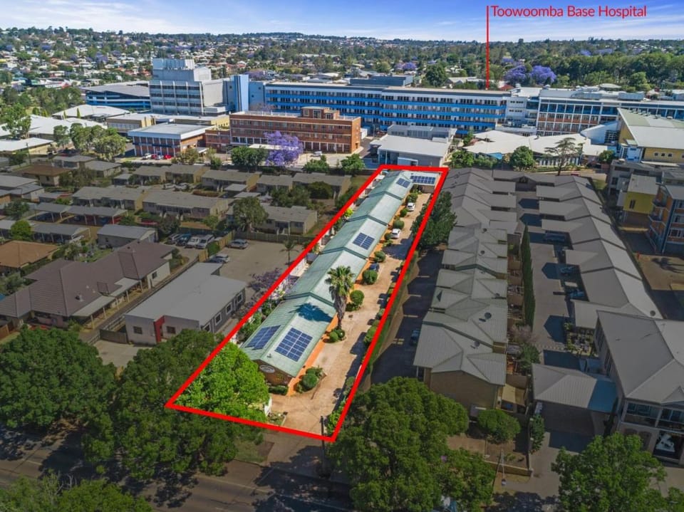 Property building, Day, Neighbourhood, Bird's eye view, City view, Parking