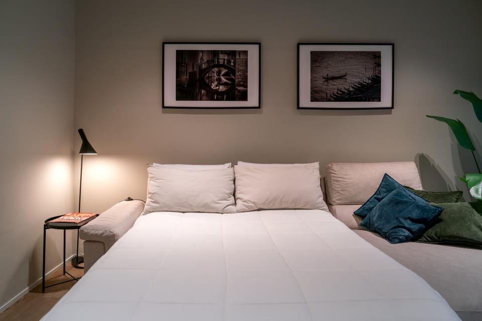 Moon 2BR Apt Modern Comfort Near Venice Apartment in Venice