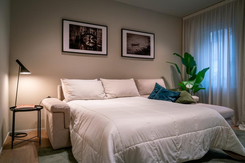 Moon 2BR Apt Modern Comfort Near Venice Apartment in Venice
