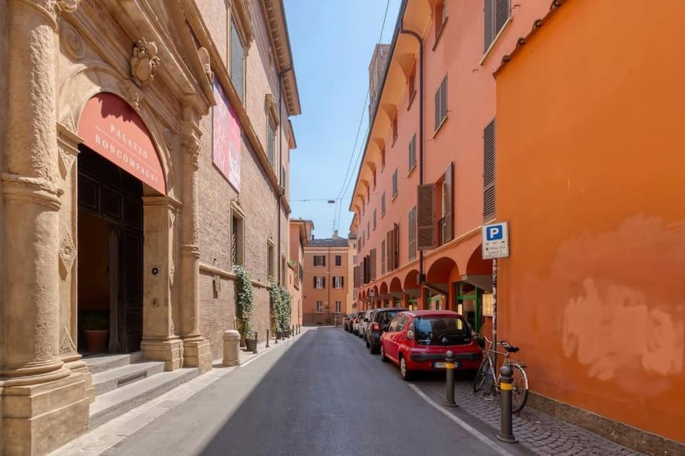 Carbonara Palace 5 - Luxury Comfort under Medieval Towers Apartment in Bologna