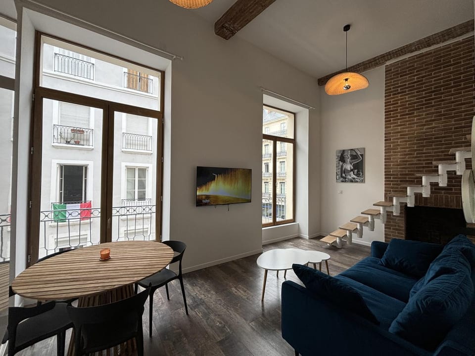 TV and multimedia, Living room, Seating area, Dining area