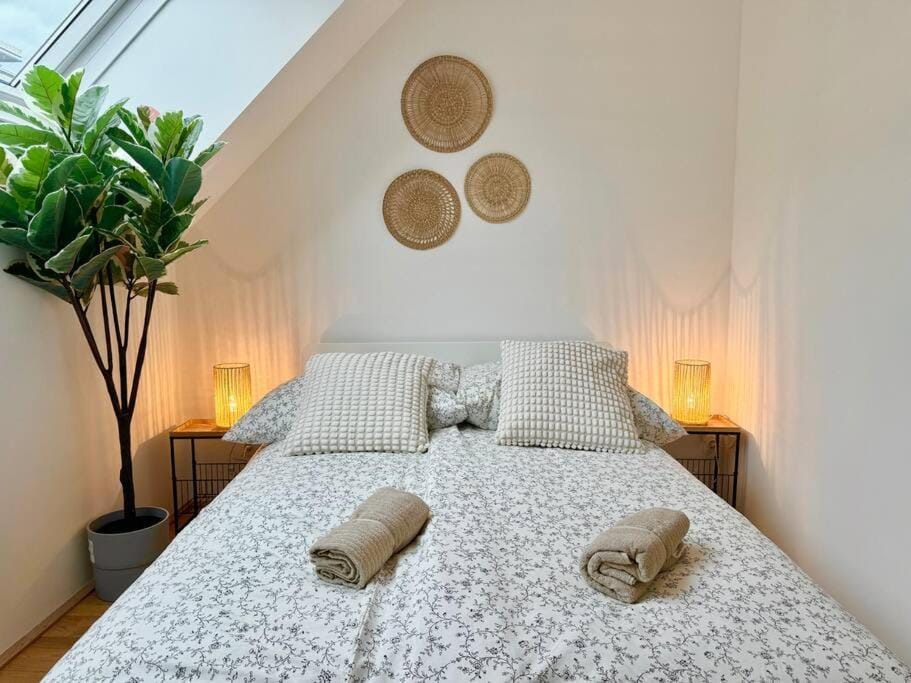 Bed, Photo of the whole room, Bedroom, towels