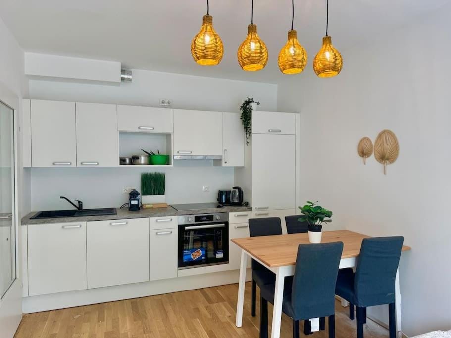 Kitchen or kitchenette, Dining area, dishwasher, oven, pet friendly, stove