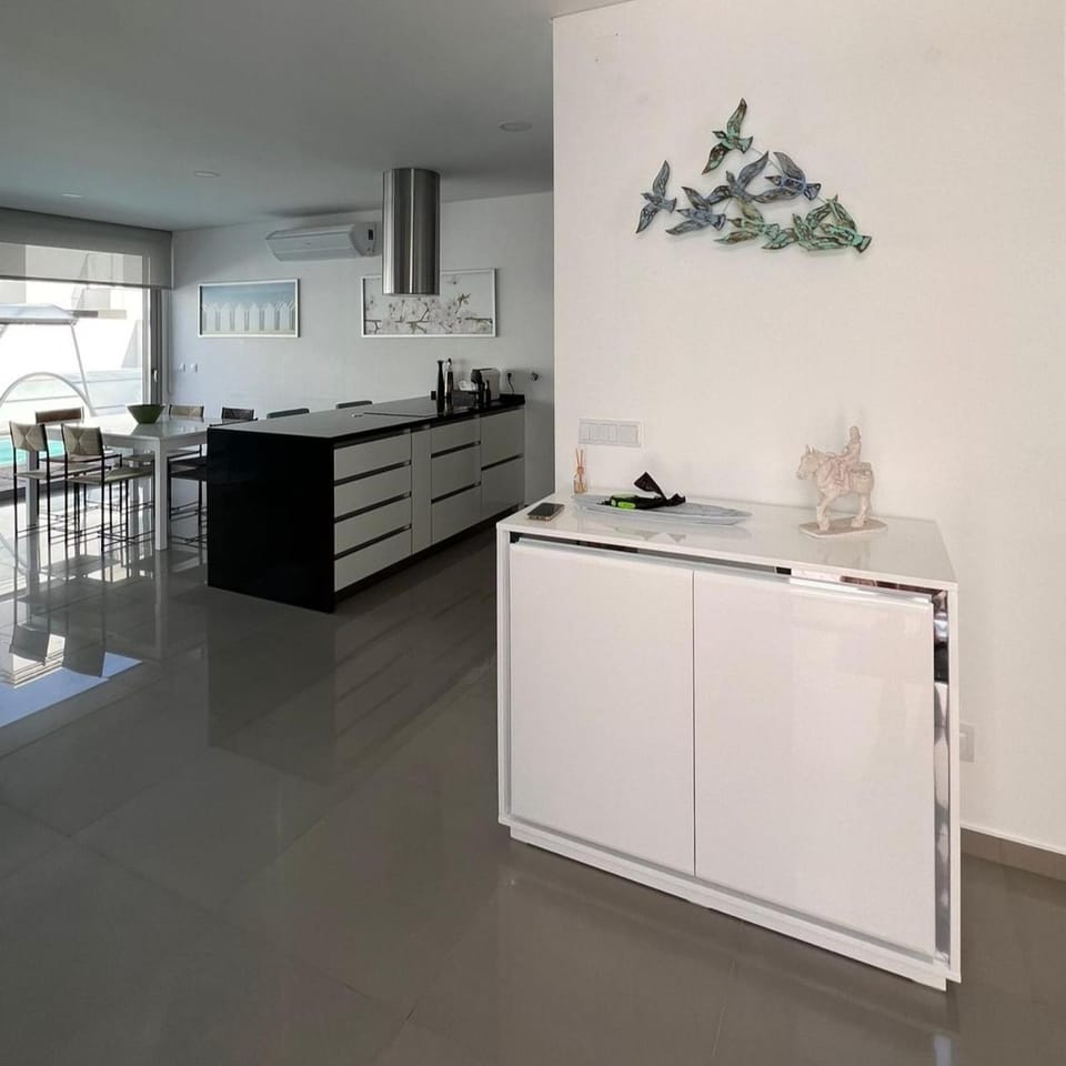 Kitchen or kitchenette, minibar