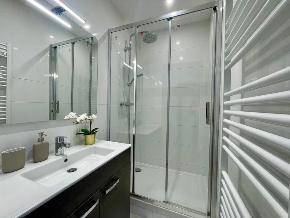 Shower, Bathroom, towels