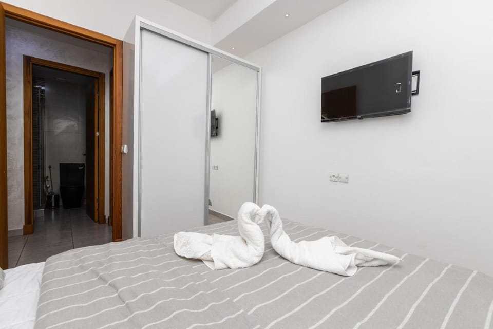 Bed, TV and multimedia, Photo of the whole room, Bedroom, towels, wardrobe