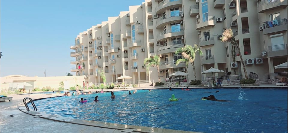 Day, Swimming pool, sunbed